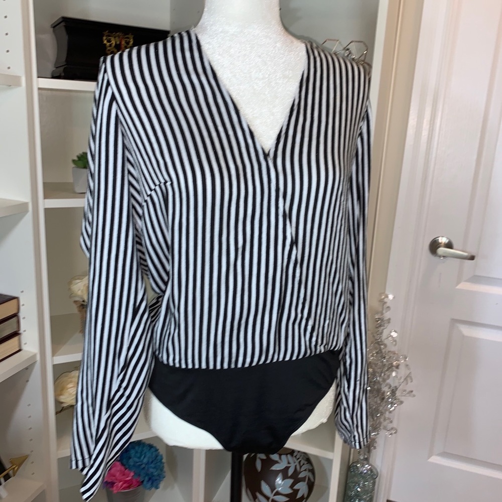 Long sleeved vneck bodysuit. Black w/ white stripe